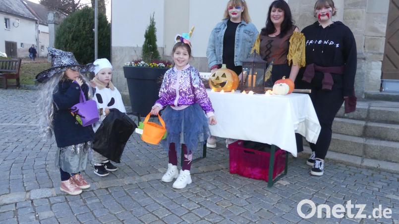 Ausgestattet mit Tüten nähern sich die ersten kleinen Halloween-Geister dem süßen Tisch. Bild: rn
