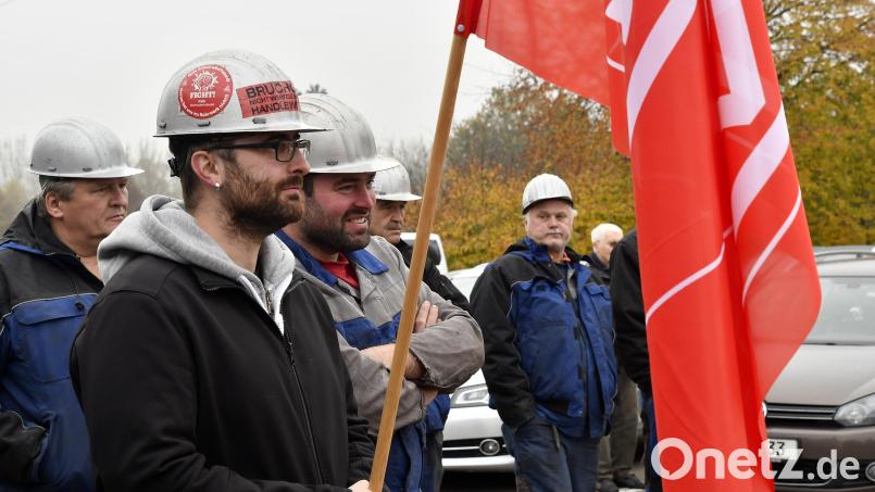 Teile der Rohrwerk-Belegschaft waren am Aktionstag der IG Metall vor das Werkstor gekommen. Bild: Petra Hartl