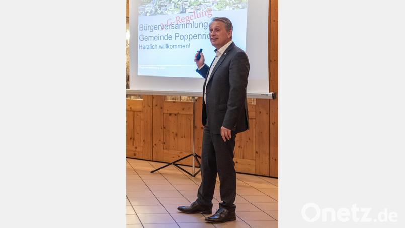 Der Poppenrichter Bürgermeister Hermann Böhm referiert bei der Bürgerversammlung in Altmannshof. Bild: chl