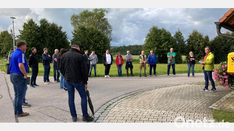 Informationen vor Ort: Verbandsvorsitzender Elmar Halk informiert Bürger in Aicha über die Erneuerung der Wasserversorgung und die anstehenden Investitionen im Birgland. Bild: dir