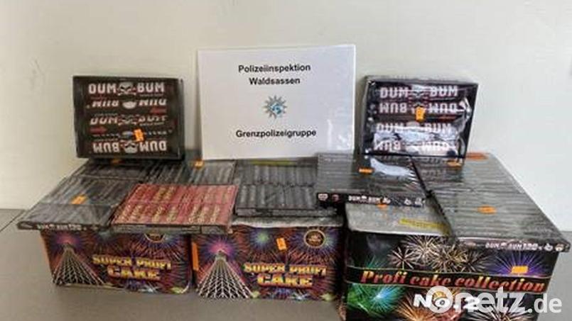 Diese Feuerwerkskörper stellte die Grenzpolizei Waldsassen sicher. Bild: Polizeiinspektion Waldsassen/exb
