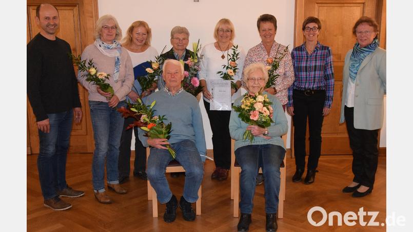 Der Obst- und Gartenbauverein Heimaterde Ensdorf ehrt Mitglieder für 25 und 50 Jahre und ernennt Erika Smola und Josef Prößl zu Ehrenmitgliedern. Ihnen gratulieren Bürgermeister Hans Ram (links) sowie (von rechts) Vorsitzende Renate Kastl und die Kreis-Fachberaterin für Gartenbau, Michaela Basler. Bild: bö