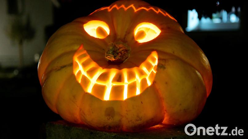 Einen Halloween-Kürbis gab es für eine Ambergerin (18) nicht. Stattdessen bekam sie eine Dusche. Symbolbild: zg