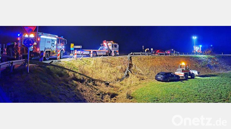 In der Nacht auf Allerheiligen kam es im Kreisverkehr auf der Staatsstraße 2665 bei Kemnath nahe der Logistikfirma Hegele zu einem Verkehrsunfall. Das Auto kam nach rechts von der Fahrbahn ab und fuhr den Abhang hinab, ehe es in der Wiese zum Stehen kam. Bild: mde
