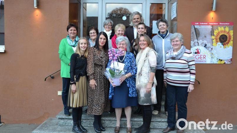 Geschäftsfrau Berta Eger (mit Blumen) eingerahmt von ihren Töchtern Andrea Schießl und Elisabeth Sichert (von links) sowie den Enkelinnen, Schwiegersohn Markus Sichert und den Vereinen gratulierten zum 80. Geburtstag. Bild: gi