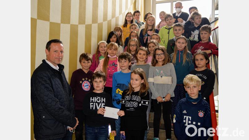 Bei der Spendenübergabe der Hirschauer Kommunionkinder an den Verein Ninos Freunde ist auch Stadtpfarrer Johann Hofmann (hinten rechts) dabei. Bild: fdl