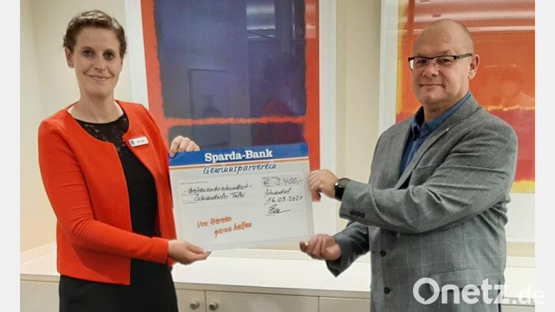 In diesem Jahr gingen dabei 3400 Euro an die Tafel Schwandorf. Das Bild zeigt Steffi Langfeld und Wolfgang Reiner bei der Spendenübergabe. Bild: Sparda Bank/Gerhard Eckl/exb