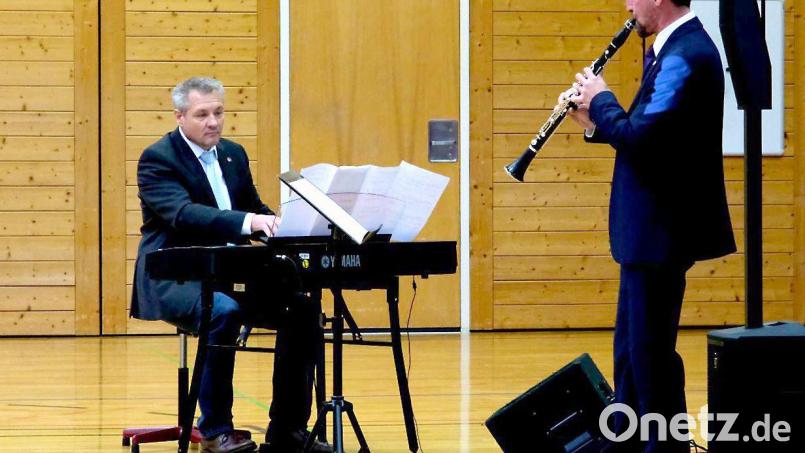 Hans Kistler (rechts, Klarinette) spielt Antonín Dvořáks „Humoreske&quot; zum Abschluss, begleitet von Musiklehrer Oberstudienrat Thomas Pöller Bild: Peter Ringeisen/exb