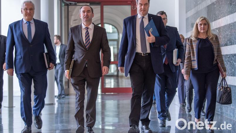 Ministerpräsident Markus Söder (Dritter von rechts, CSU) schreitet voran und demonstriert gerne Führungsstärke - im Bild mit seinem Kabinett: Am Mittwoch, 3. November, soll das Gremium über schärfere Corona-Maßnahmen in Bayern entscheiden. Bild: Peter Kneffel/dpa