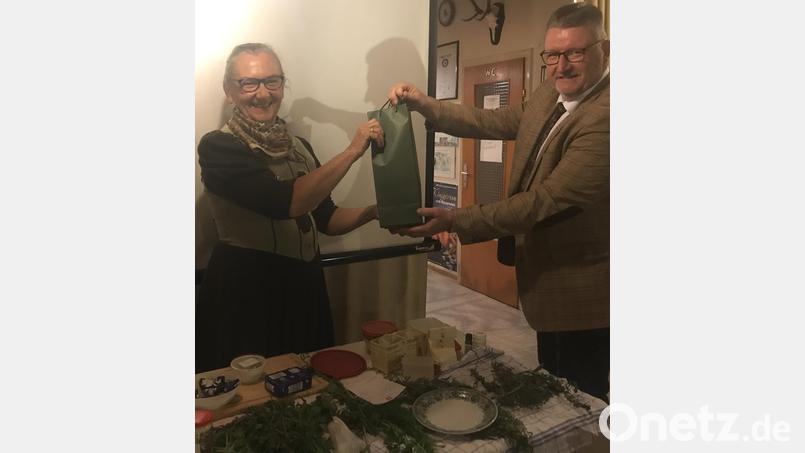 Referentin Johanna Eisner bekam am Ende ihres Vortrags von Vorsitzendem Klaus Schuster ein Präsent. Bild: OGV/exb