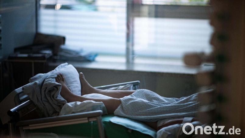 Ein Patient liegt auf einer Intensivstation in einem Zimmer. Foto: Fabian Strauch/dpa/Symbolbild Bild: Fabian Strauch