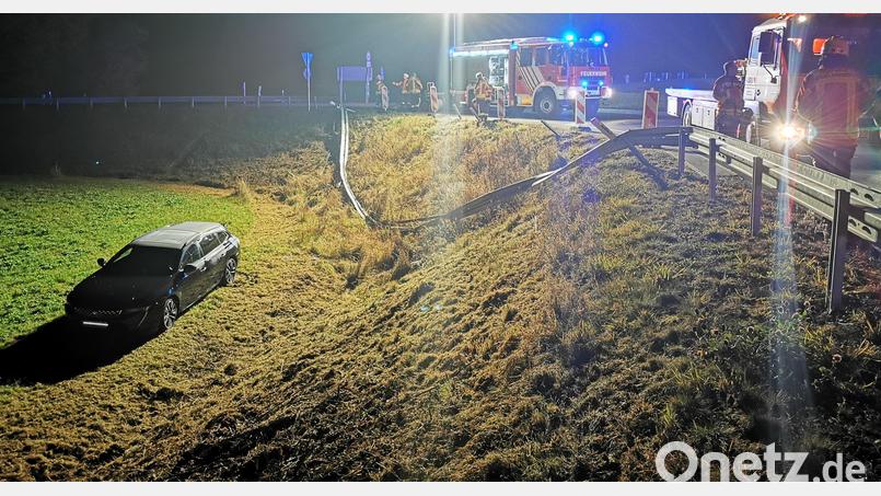 In der Nacht auf Allerheiligen kam es im Kreisverkehr auf der Staatsstraße 2665 bei Kemnath nahe der Logistikfirma Hegele zu einem Verkehrsunfall. Das Auto kam nach rechts von der Fahrbahn ab und fuhr den Abhang hinab, ehe es in der Wiese zum Stehen kam. Bild: mde
