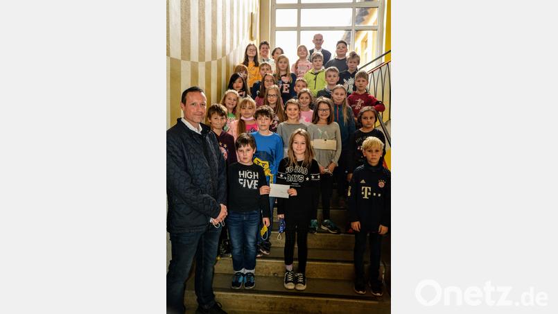 Bei der Spendenübergabe der Hirschauer Kommunionkinder war auch Stadtpfarrer Johann Hofmann, hinten re. dabei. Bild: fdl
