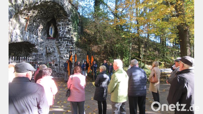 Die Mitglieder der Kolpingsfamilien im Bezirksverband an der Lourdesgrotte bei Waldsassen. Bild: Kolping Waldsassen/exb