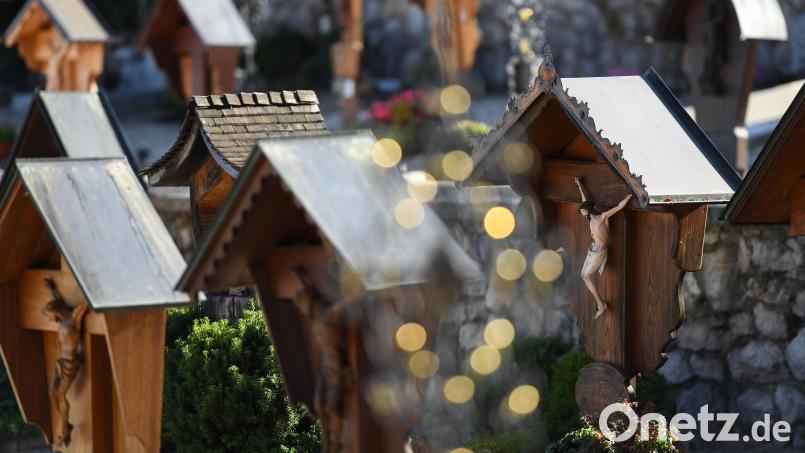 Allerheiligen und Allerseelen sind katholische christliche Feste, an dem aller Heiligen und aller Verstorbenen gedacht wird. Symbolbild: Angelika Warmuth