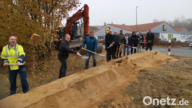 Der Marktredwitzer Oberbürgermeister Oliver Weigel (Vierter von links) und weitere Gäste der Feier griffen symbolisch zu den Spaten. Bild: fphs