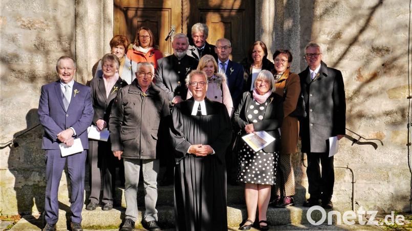 13 Plößberger feierten ihre Goldende Konfirmation. Pfarrer Klaus Weber (Mitte) lud die ehemaligen Konfirmanden zum Jubelgottesdienst in die Kirche St. Georg ein. Bild: ubb