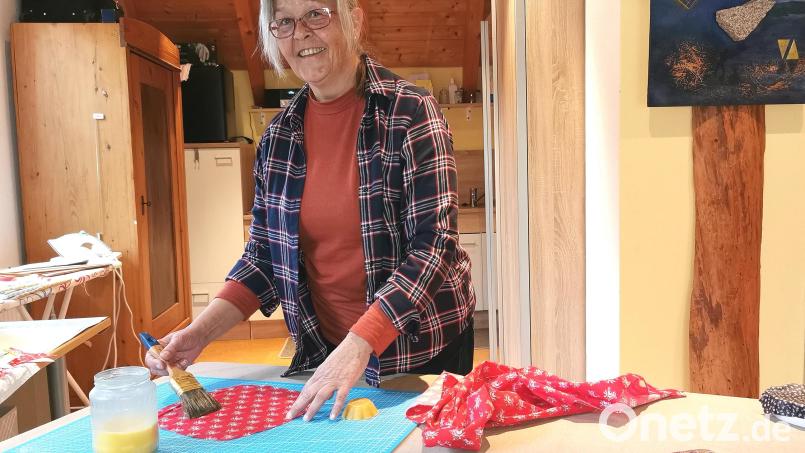 In ihrer Wachstuchwerkstatt bestreicht Monika Ermer die bunten Baumwollstoffe mit einer selbst abgemischten Bienenwachstinktur. Nach dem Trocknen und Bügeln erfolgt der endgültige Zuschnitt. Bild: Portner
