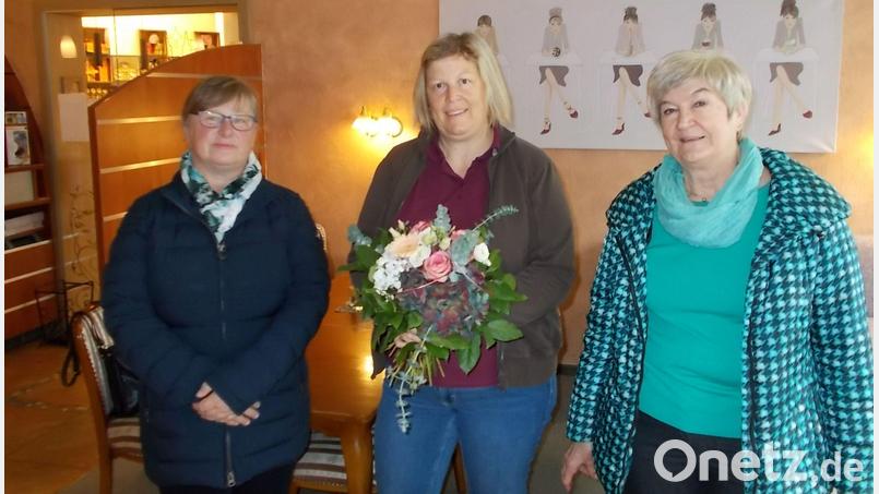 An Karin Neumann (Mitte) von der Bäckerei Rosner übergaben Rita Heinrich (links) und Gudrun Sirtl einen Blumenstrauß. Bild: Pfarrgemeinderat/exb