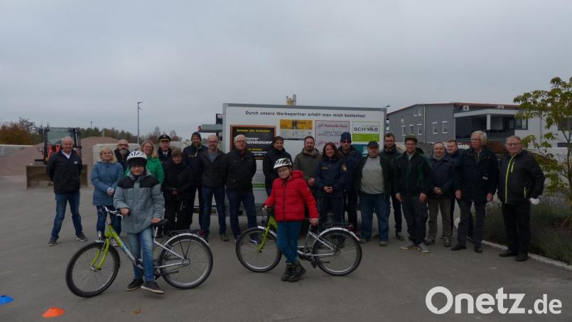 Jede Menge Material passt auf den neuen Anhänger der Verkehrswacht Weiden, um damit einen anspruchsvollen Fahrradparcours für die Ausbildung der Kinder aufbauen zu können. Die vierte Klasse der Grundschule testete das gleich mal. Bild: hme