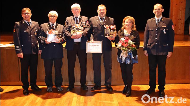 Verabschiedung aus dem Feuerwehrdienst: (von links) Kommandant Sven Zocher, Georg Friedl, Helmut Lauß, Rudi Schwindl mit Ehefrau und Vorsitzender Thomas Kormann. Bild: jma