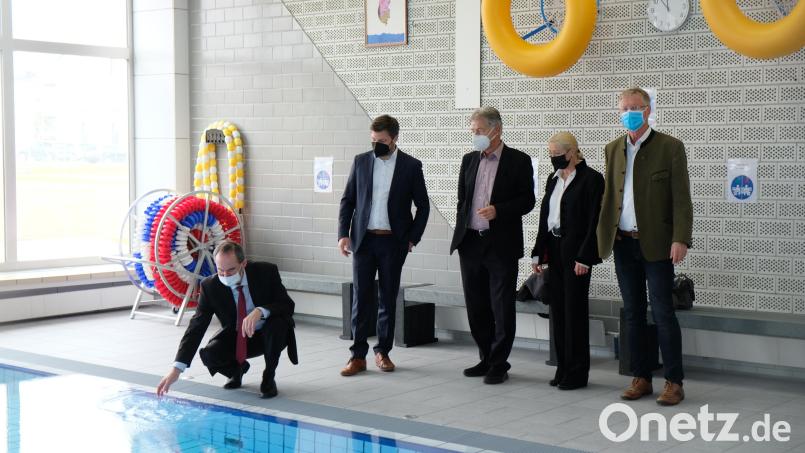 Wirtschaftsminister Hubert Aiwanger (links) überzeugte sich an Ort und Stelle vom Zustand des sanierungsbedürftigen Hallenbades. Bild: mab
