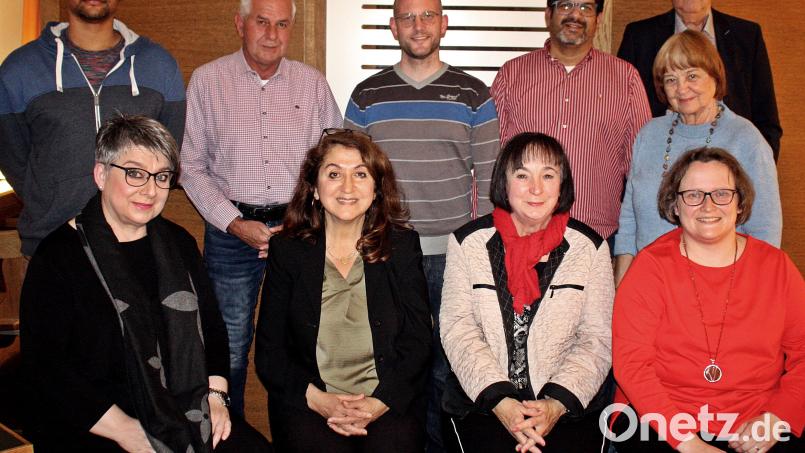 Die neue Vorstandschaft des SPD-Ortsverein Stadtmitte. Sitzend von links: Astrid Wieland, Sema Tasali-Stoll, Brigitte Schwarz und Verena Waßink. Hinten weitere Vorstandsmitglieder. Bild: R. Kreuzer