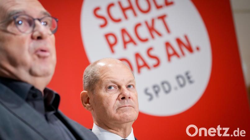Olaf Scholz, SPD-Kanzlerkandidat (rechts), neben dem scheidenden SPD-Co-Chef Norbert Walter-Borjans. Archivbild: Kay Nietfeld/dpa