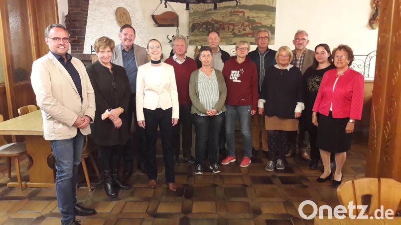 Bezirksvorsitzender Manuel Sennert (von links) gratuliert dem neuen Kreisvorstand mit Martina Maier, Manfred Böhm, Nikola Wolfrath, Manfred Zeitler, Eva Prögler, Richard Troglauer, Andrea Hanauer, Alfons Raab, Dorit Schmid, Rudolf Schopper, Susanne Hayo und Hildegard Senft. Bild: Martina Maier /exb