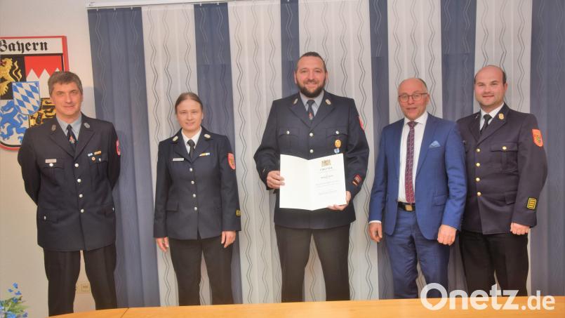 Bürgermeister Markus Ziegler, Kreisbrandmeisterin Carola Adam (von links), Kreisbrandrat Marco Saller und Stellvertretender Landrat Albert Nickl (von rechts) überreichen Matthias Wirth die Ehrung des Freistaats Bayern. Bild: fz