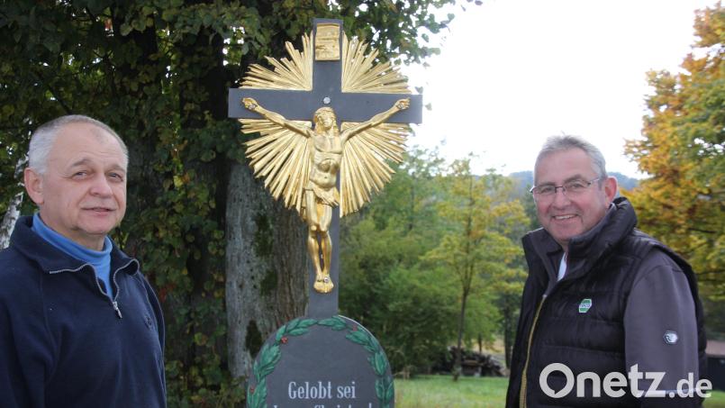 Voller Stolz präsentieren Klaus Keim und OWV-Vorsitzender Bernd Schwamberger (rechts) das sanierte Feldkreuz am Gaisbühl. Bild: kro