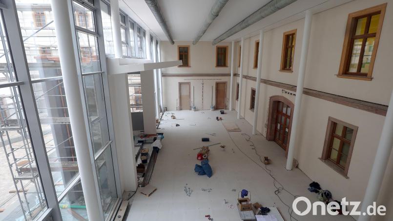 Der neue Fest- und Konzertsaal des Max-Reger-Gymnasiums nimmt Formen ein. Die schweren Deckenteile mussten mit einem Kran über das Gebäude in den ehemaligen Innenhof gehoben werden. Bild: Wolfgang Steinbacher