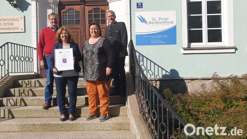 Die Buchhandlung St. Peter der Lebenshilfe Kreisvereinigung in Tirschenreuth hat das Gütesiegel „Leseforum Bayern – Partner der Schulen“ erhalten. Über die Auszeichnung freuen sich Geschäftsführer der Lebenshilfe Berthold Kellner, die Leiterin der Buchhandlung, Gertraud Ernstberger, ihre Stellvertreterin Margot Konz und Landrat Roland Grillmeier (von links). Bild: exb