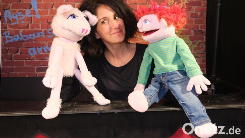 Shlomit Tripp ist die Puppen-Mama der Bubales. Mit ihrem Berliner Puppentheater – hier mit den Hauptdarstellern Schweinchen Babett und seinem rothaarigen Freund Shlomo – gastiert sie auch in Kreuzberg vor muslimischen Publikum. Bild: usc