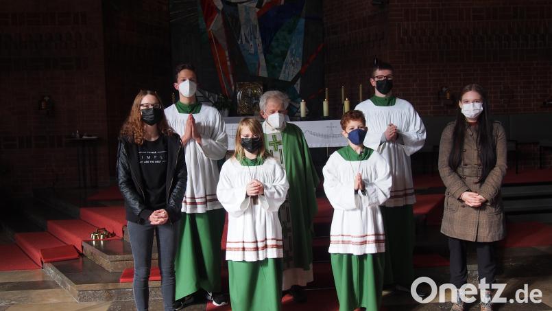 Wechsel in der Ministrantengruppe von St. Peter. Im Bild: (von links) Lisa Neumann, Ben Rath, Victoria Würl, P. Norbert Klucken, Julian Wagenknecht, Maximilian Würl, Marie Wittmann. Bild: Würl/exb