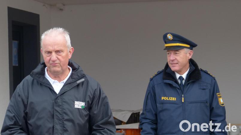Geschäftsführer der Verkehrswacht Weiden, Josef Argauer (links), und Inspektionsleiter der PI Weiden und Vorsitzender der Verkehrswacht, Klaus Müller (rechts). Bild: hme