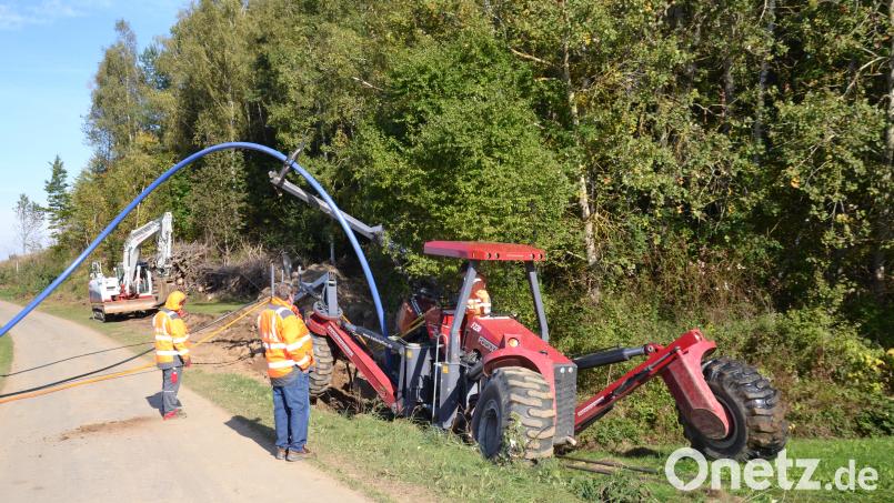 Zwischen Gaisheim und dem Hochbehälter Gaisheim sowie von Tröbes bis Ragenwies werden derzeit mit einem riesigen Pflug ca. 2.250 laufende Meter Wasserleitungsrohre mit einem Durchmesser von 15 Zentimeter eingepflügt. Bild: gi