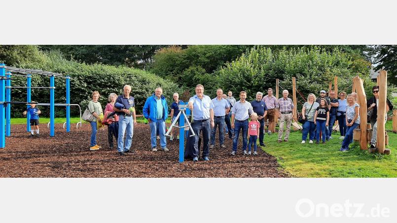 Bei einem Rundgang konnten die Mitglieder der Wählergemeinschaft „Arbeitnehmer-Eigenheimer“ den neu angelegten Motorikpark in den Vilsauen besichtigen und die Kinder testeten mit großer Freude die neuen Geräte. Bild: Stefanie Gradl