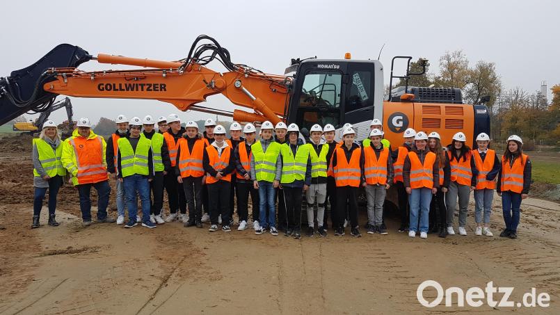 Beeindruckt war die Klasse 10b der Realschule Kemnath beim Baustellenbesuch zum Schulneubau. Eva Hunger, Assistentin der Geschäftsführung der Firma Gollwitzer aus Floß, und Bauleiter Christian Besold zeigten den Fortschritt. Bild: jzk