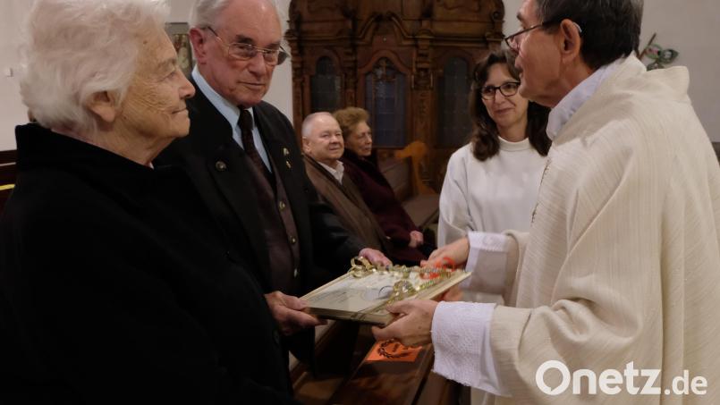 Pfarrer Früchtl überreicht die Urkunde von Papst Franziskus an das Jubelpaar Rita und Josef Birkner. Im Hintergrund das Jubelpaar Maria und Willibald Lindner, die Diamantene Hochzeit feierten. Bild: le