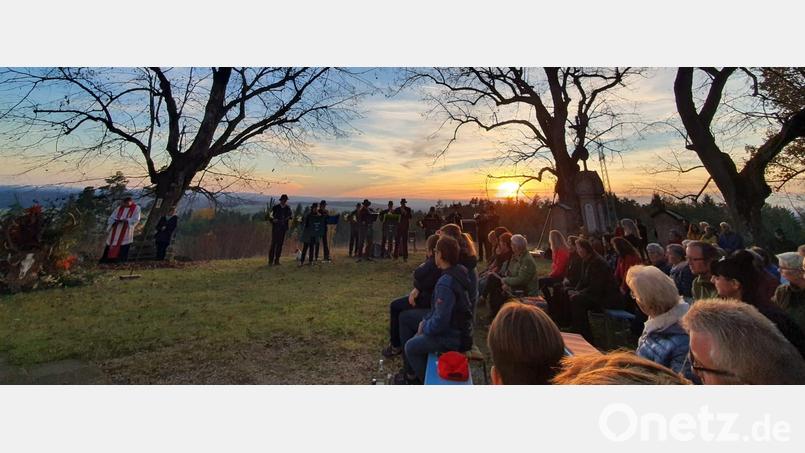 Die Jägerkameradschaft Auerbach feiert die Hubertusmesse auf dem Gottvaterberg. Bild: Roland Schleicher/exb