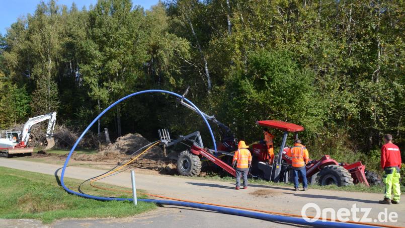Zwischen Gaisheim und dem Hochbehälter Gaisheim sowie von Tröbes bis Ragenwies verlegt ein riesiger Pflug circa 2250 laufende Meter Wasserleitungsrohre mit einem Durchmesser von 15 Zentimetern. Bild: gi