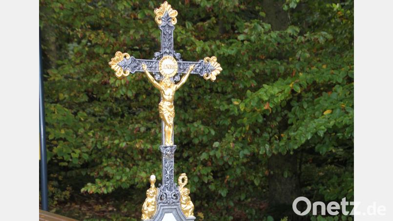 Das &quot;Kimmerles&quot;-Kreuz am Waldesrand erstrahlt dank des OWV Thanhausen wieder in voller Pracht. Bild: kro