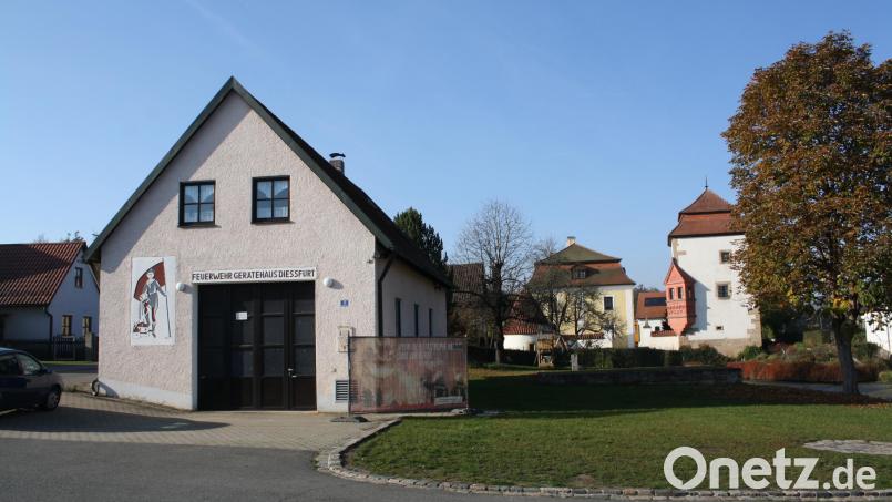 Als Teil des städtebaugeförderten Zukunftskonzepts für Dießfurt soll nach dem Willen von Stadt und Dorfgemeinschaft aus dem alten Feuerwehrhaus ein Dorftreff als belebendes Element für den Ort entstehen. Bild: bjp