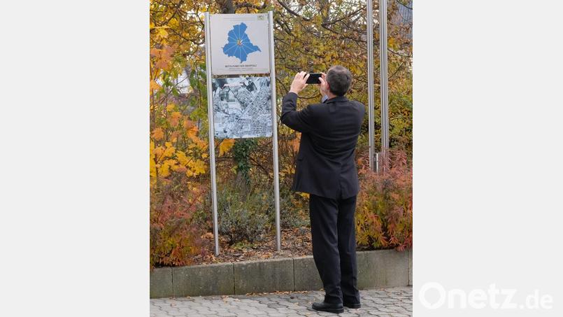 &quot;Hund seid`s scho&quot; so Hubert Aiwanger beim Ablichten der Infotafel über den Mittelpunkt der Oberpfalz. Bild: mab