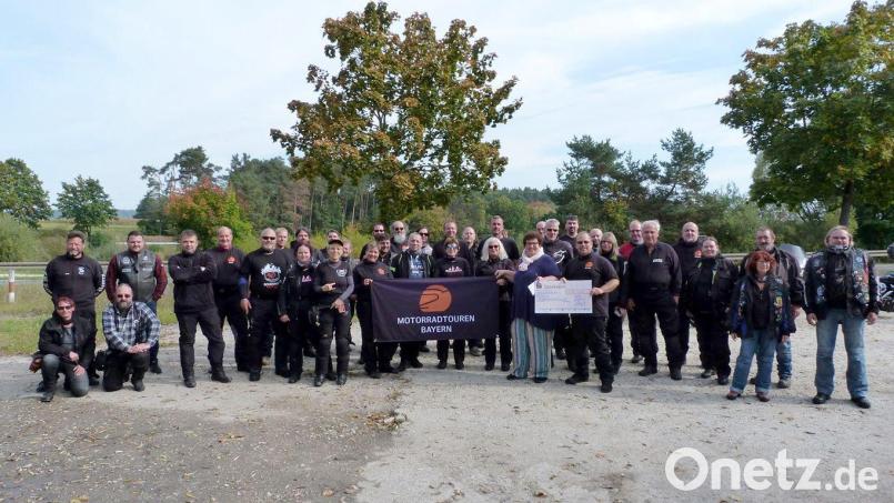 Die Mitglieder der Gruppe Motorradtouren Bayern haben Geld für schwerstkranke Kinder gesammelt, insgesamt 1541 Euro. Bild: Klinikum/Künzel/exb
