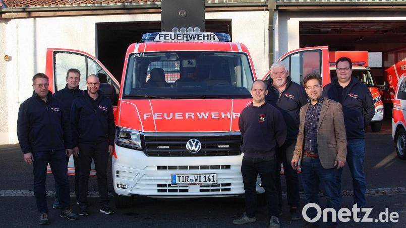 Das neue Einsatzfahrzeug wurde von (von links) Kreisbrandinspektor Stefan Gleißner, Thorsten Meiler, Zweitem Kommandanten Alexander Bäumler, Kommandant Christian Blohmann, Peter Meissner, Zweitem Bürgermeister Michael Dutz und Ralf Steinberger vorgestellt. Bild: wro