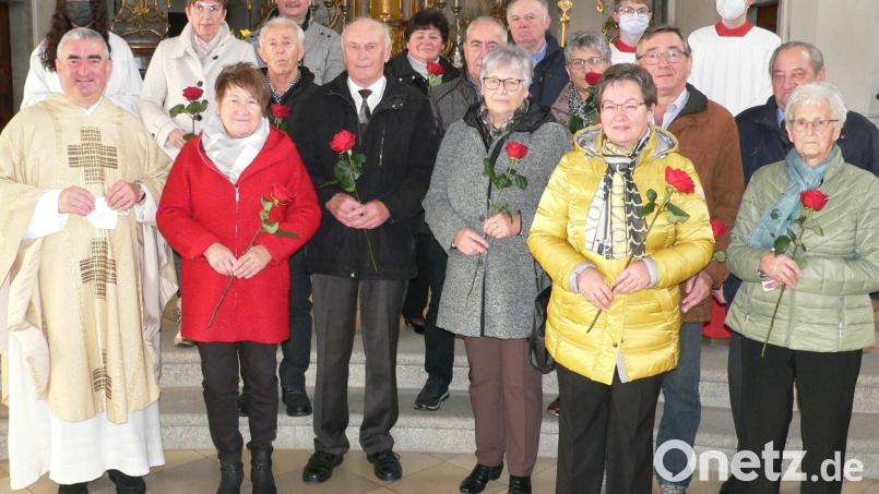 Am Ende des Dankgottesdienstes bekamen die Ehejubilare Rosen überreicht. Bild: nid