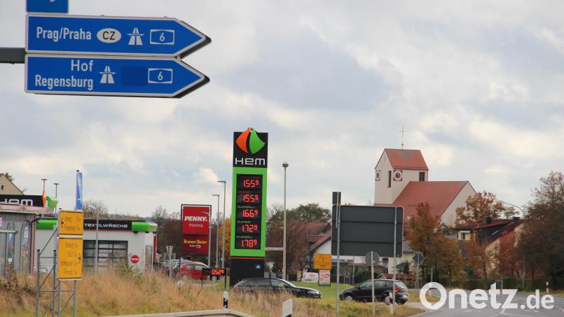 Trisching zwischen Ländlichkeit und Urbanisierung. An der Autobahnauffahrt vor dem Dorf pulsiert das Leben, ist hier noch Platz für einen gesellschaftlichen Mittelpunkt? Bild: upl