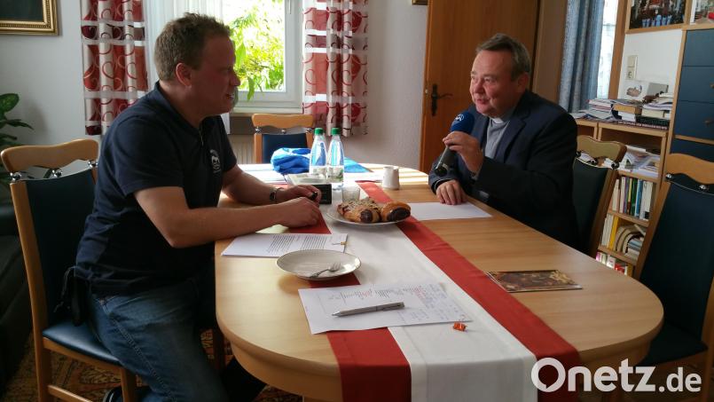 Pfarrer Josef Waleszczuk (rechts) im Interview mit Markus Münch von Radio Horeb. Bild: Radio Horeb